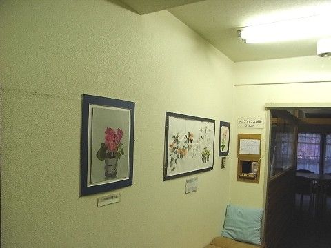 フロント前は、入居者様の作品をディスプレイしており、おしゃれな空間となっている。いつでも作品をご覧いただける。