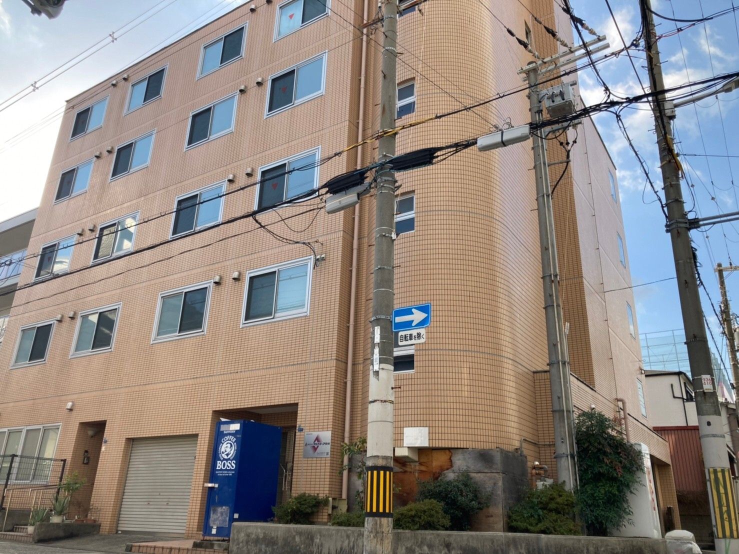 5階建ての茶色い建物