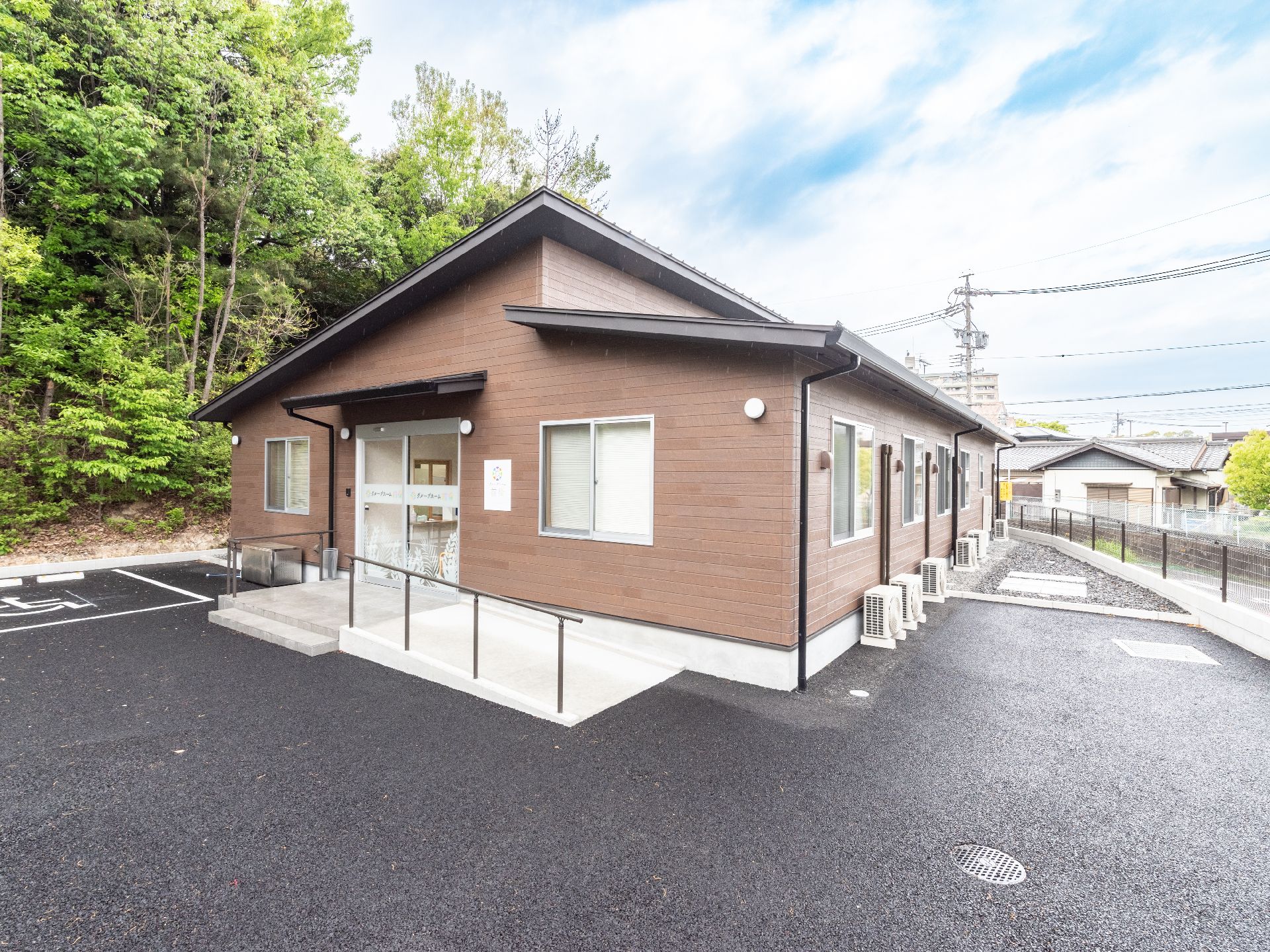 全部屋個室の１階建ての施設