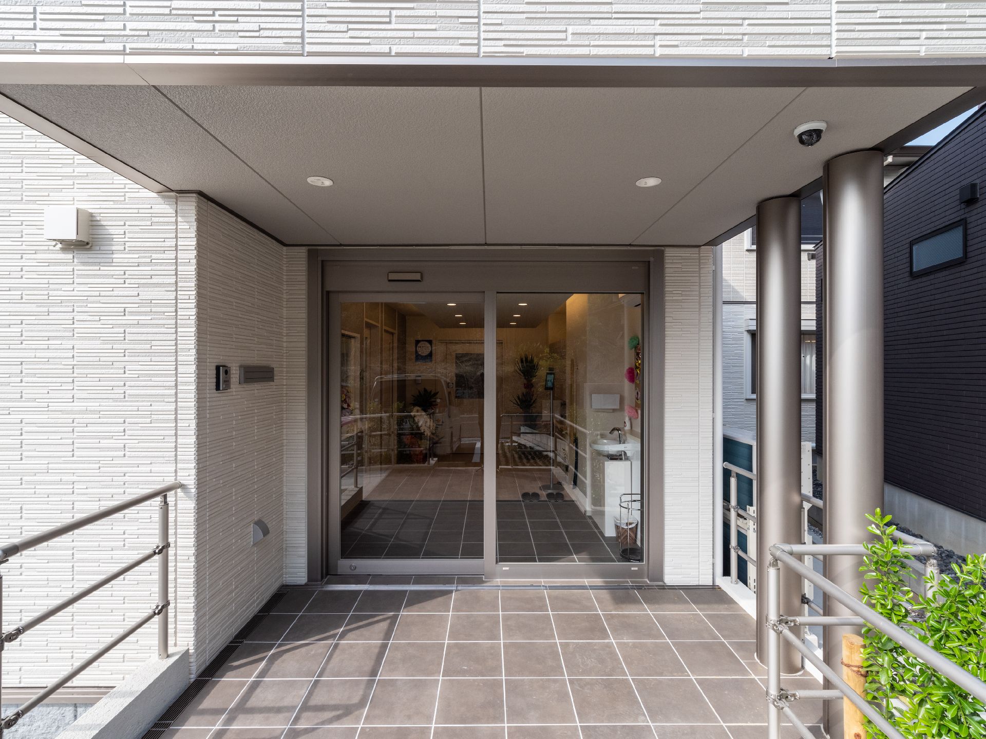 屋根が設置された玄関