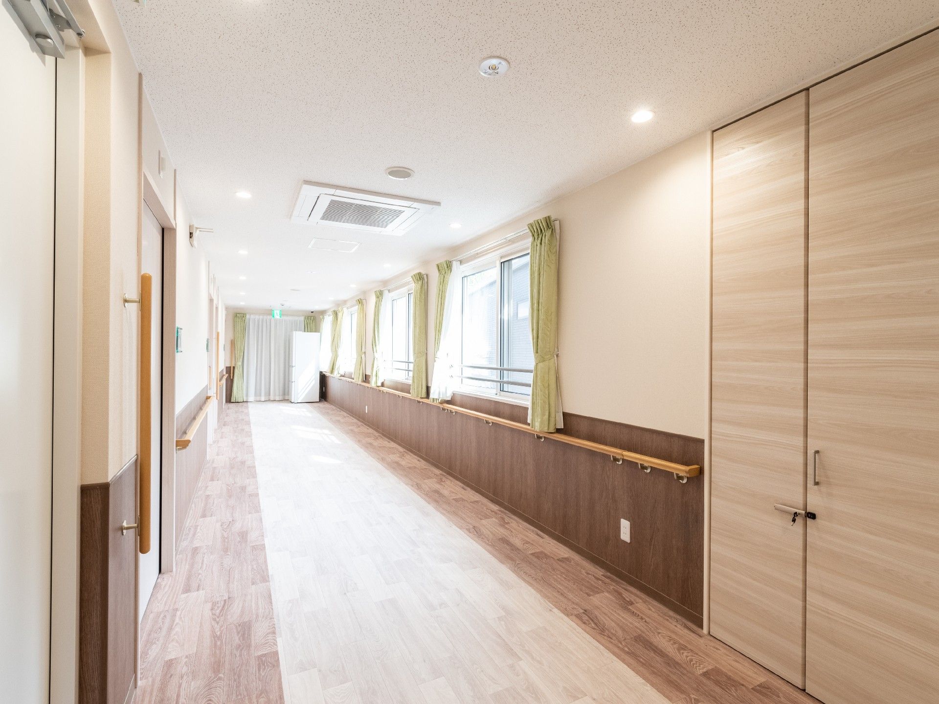 幅の広い廊下