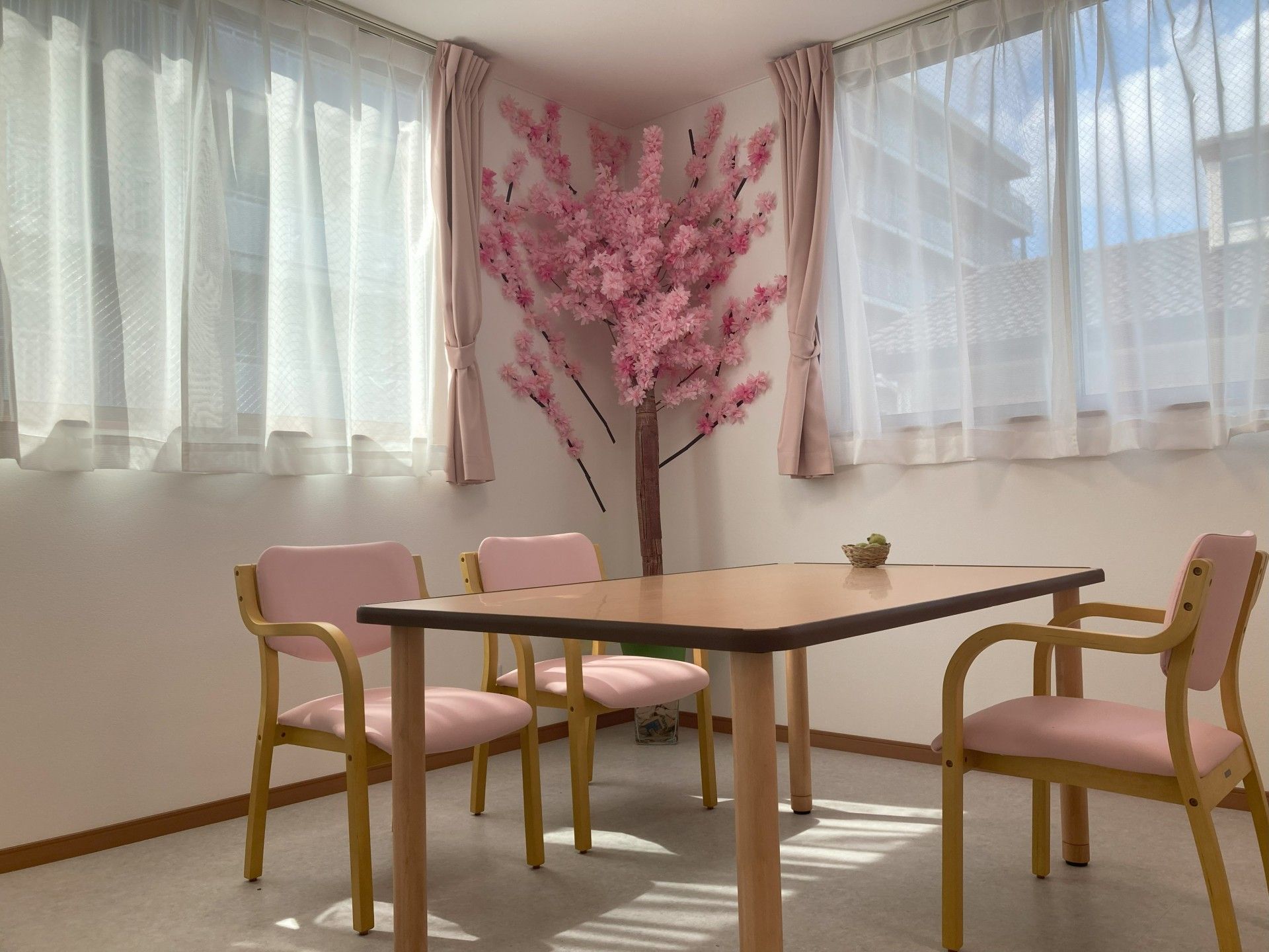 桜模様の壁装飾のある部屋