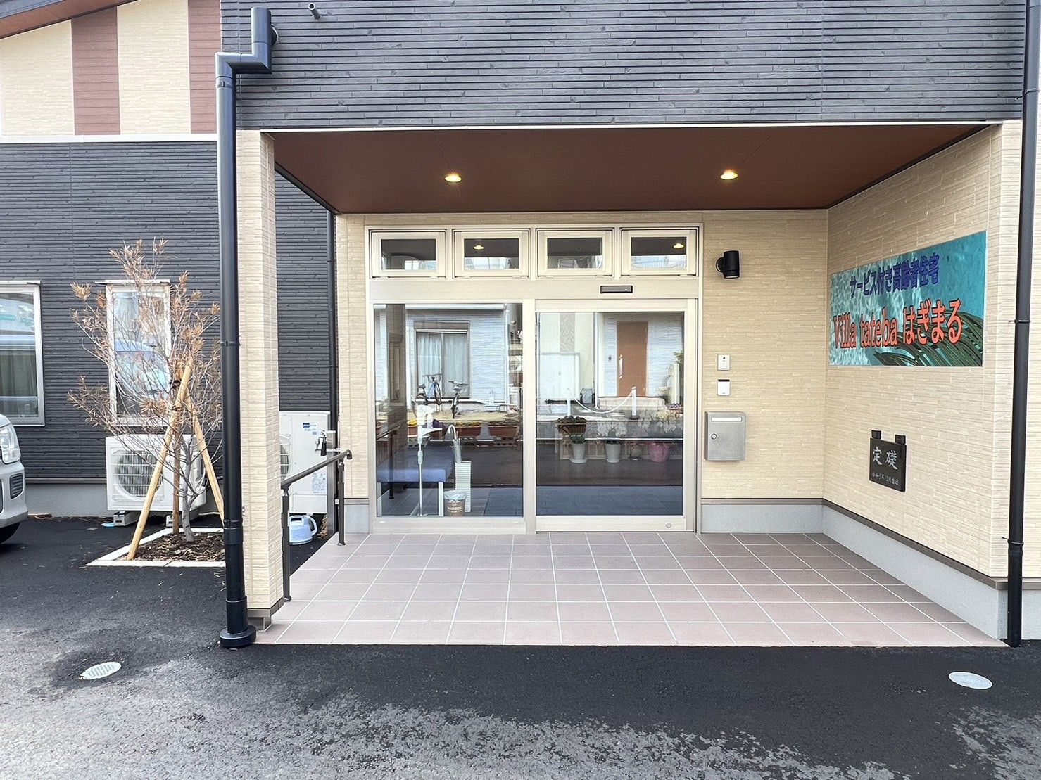 入口が広い施設正面