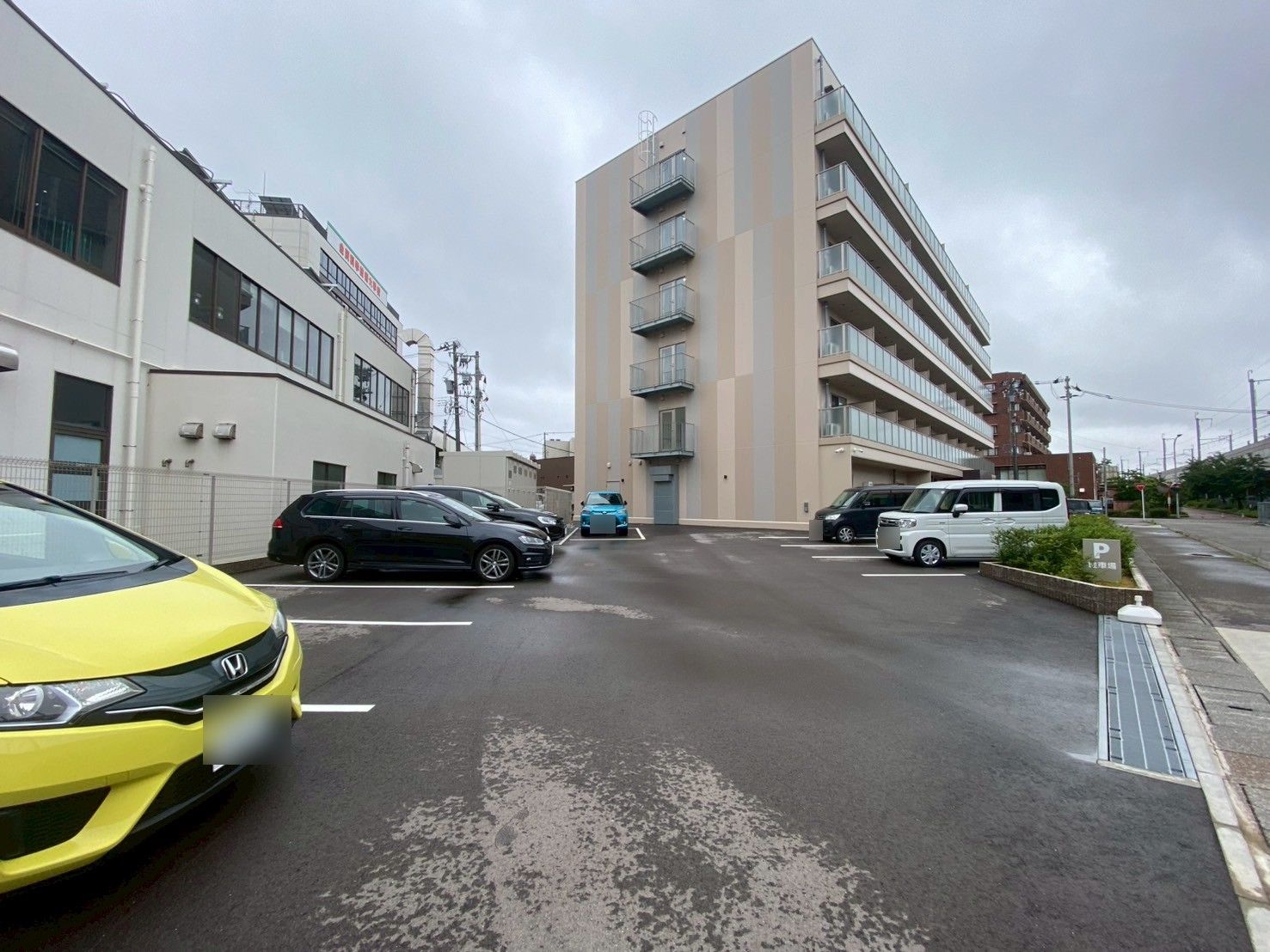 駐車場と建物の外観