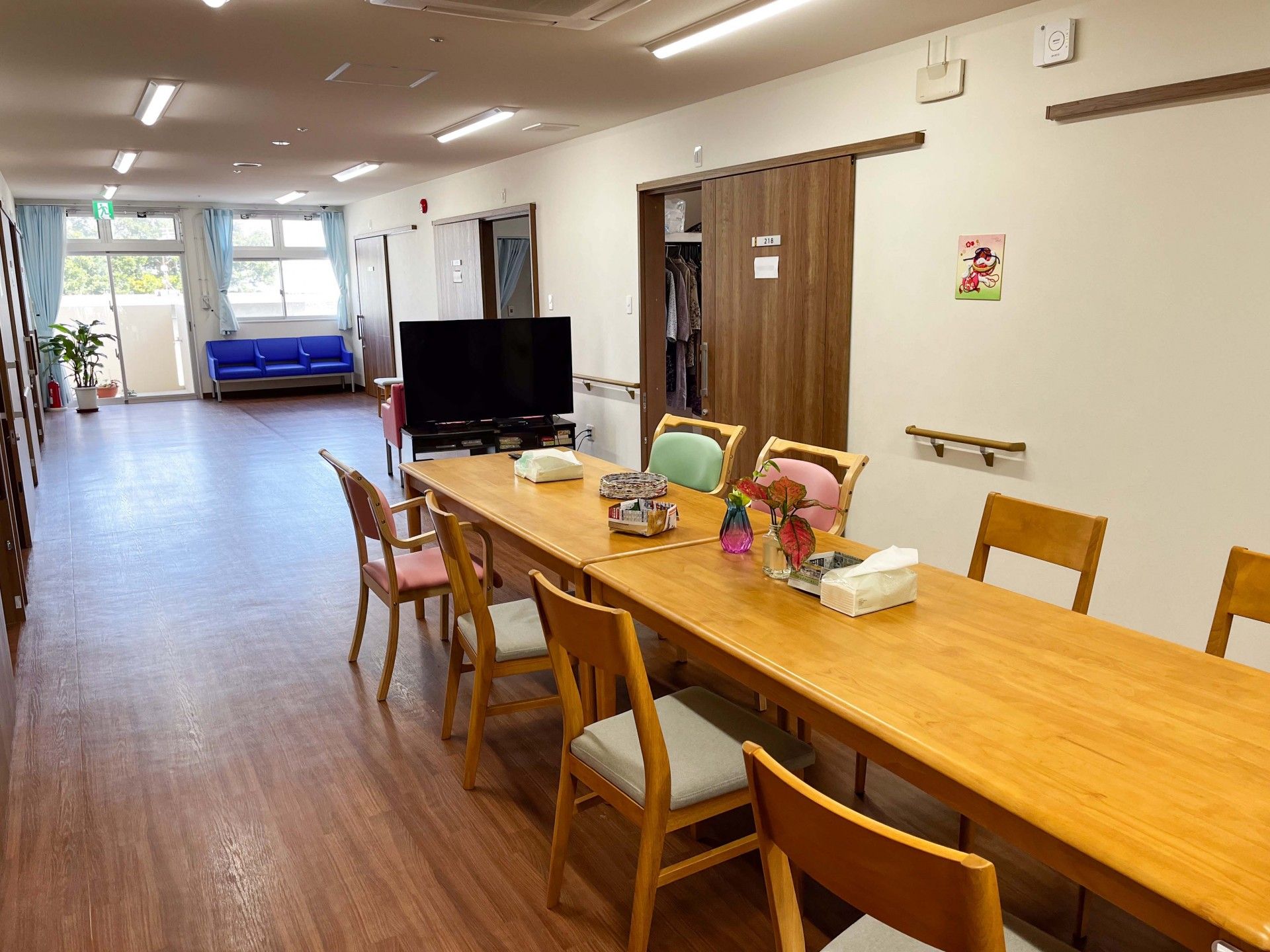 長いテーブルのある部屋
