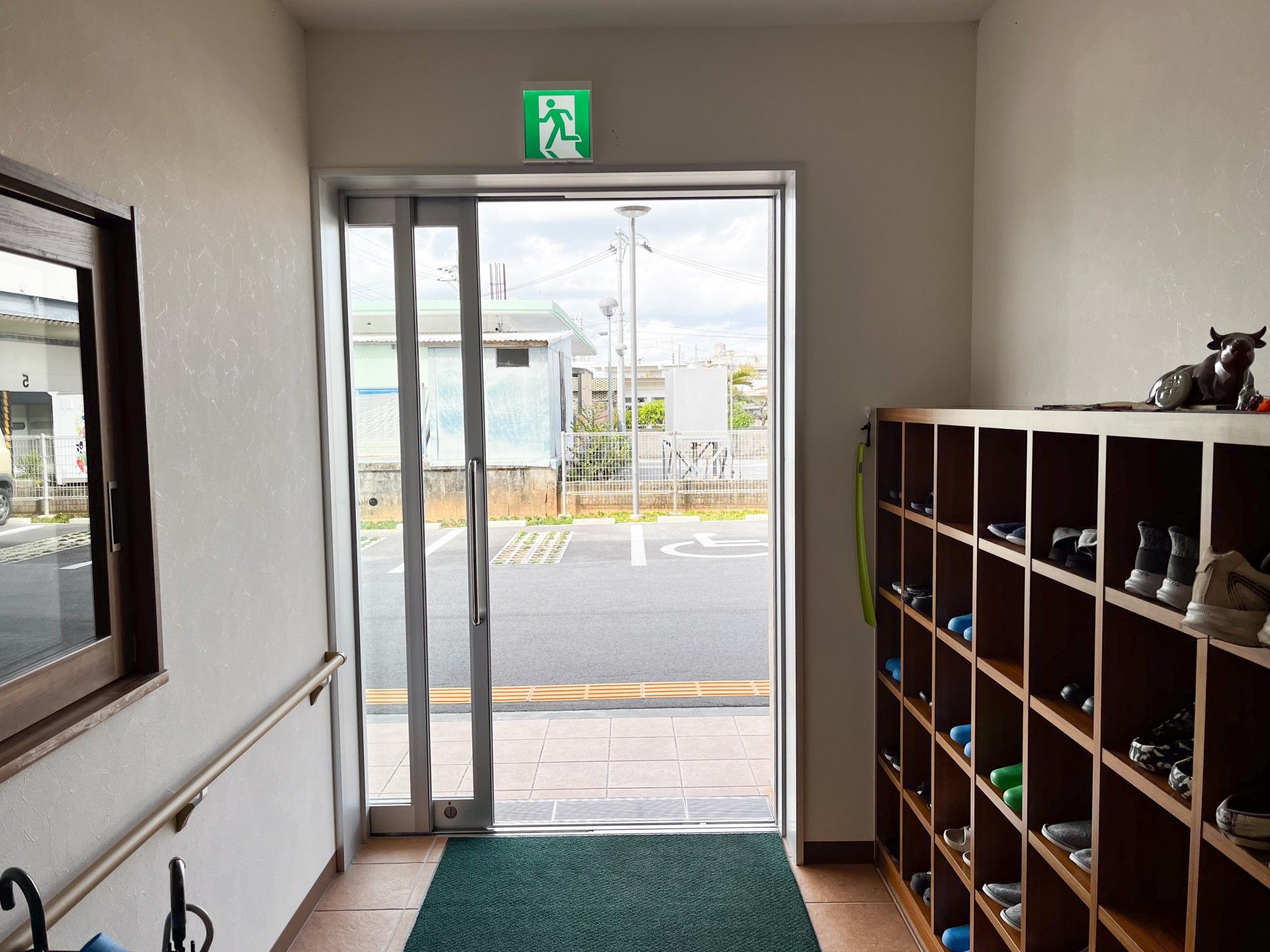 出入口と靴箱のある通路
