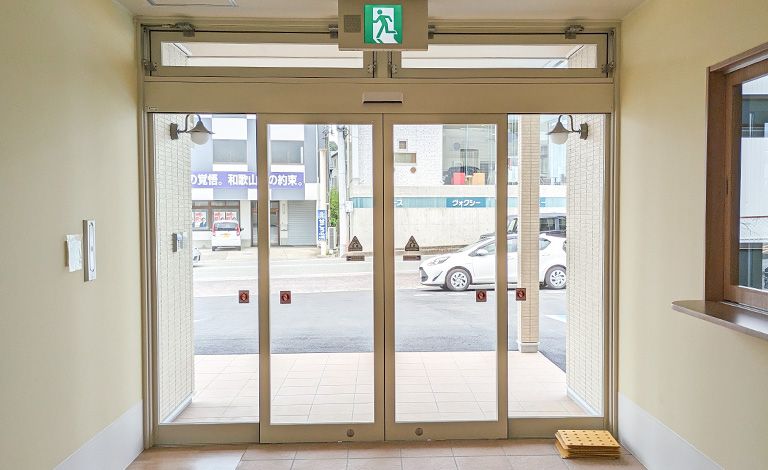 エントランスの明るい出入口