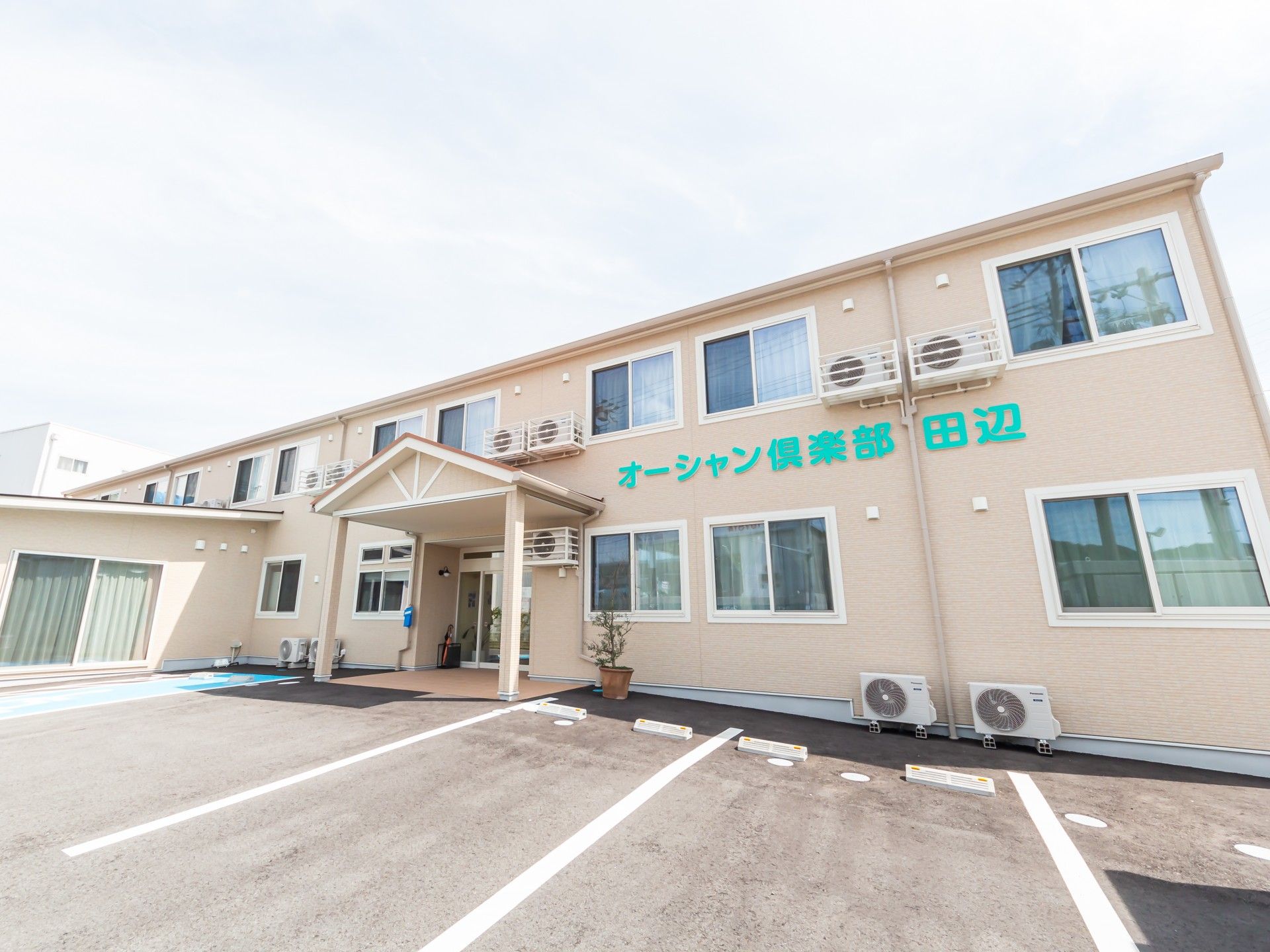 明るい外観の施設入口