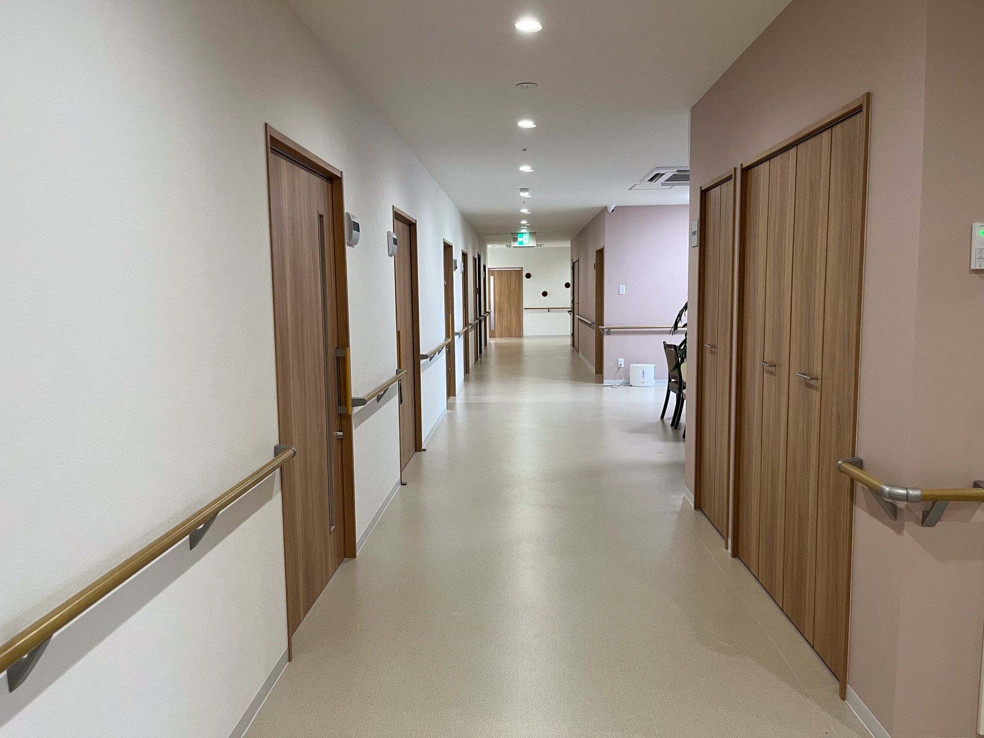 明るく広々とした廊下