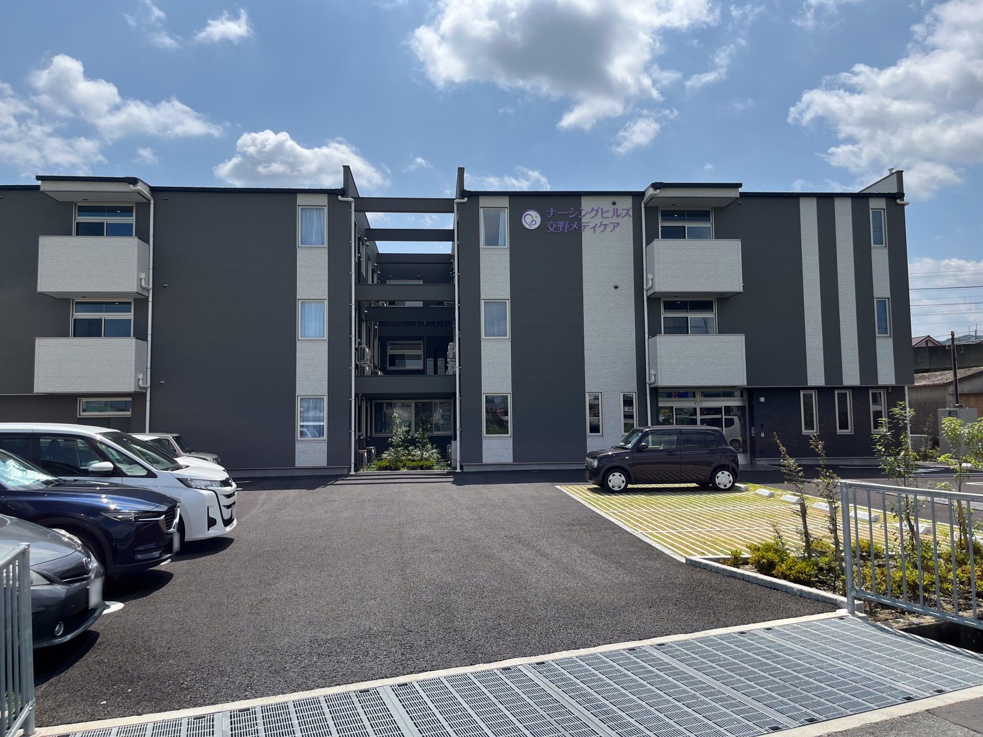 新築そうな建物の正面