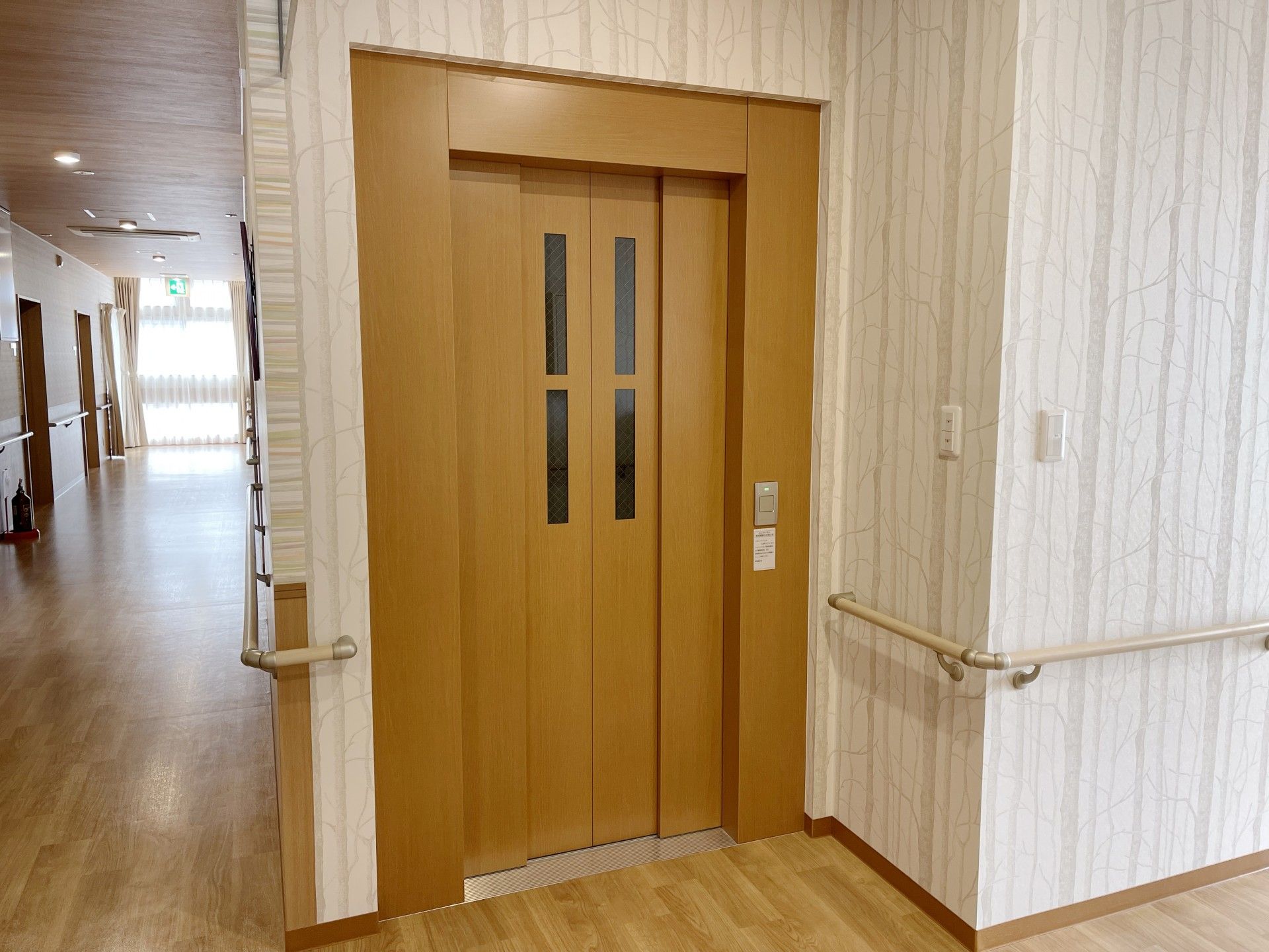 明るい廊下のエレベーター