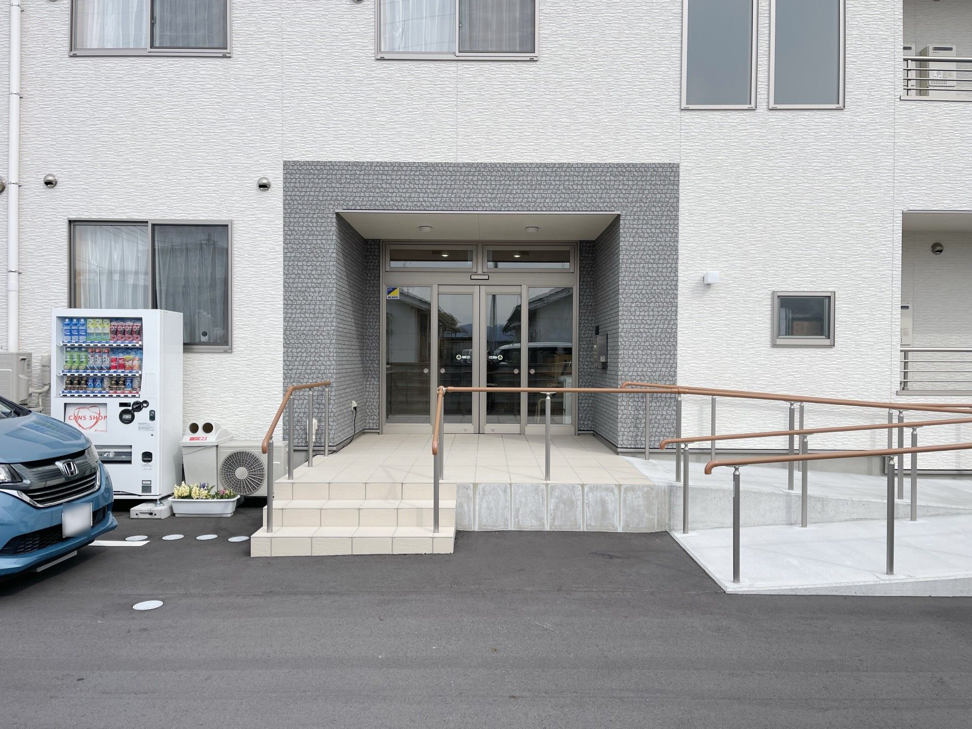 入口に手すり付き階段