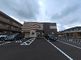 ゆったりとした駐車場のある建物