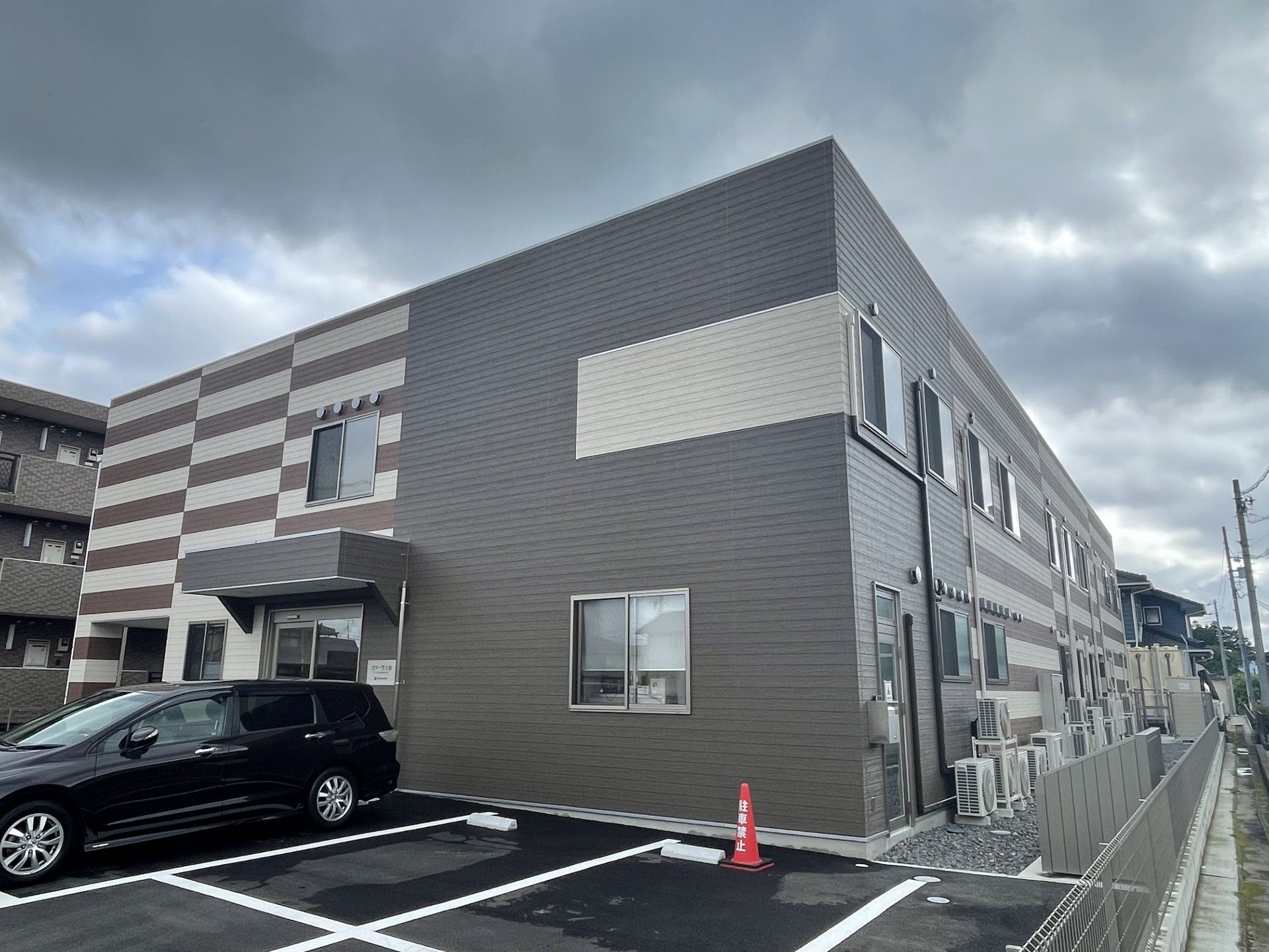 モダンな外観の建物