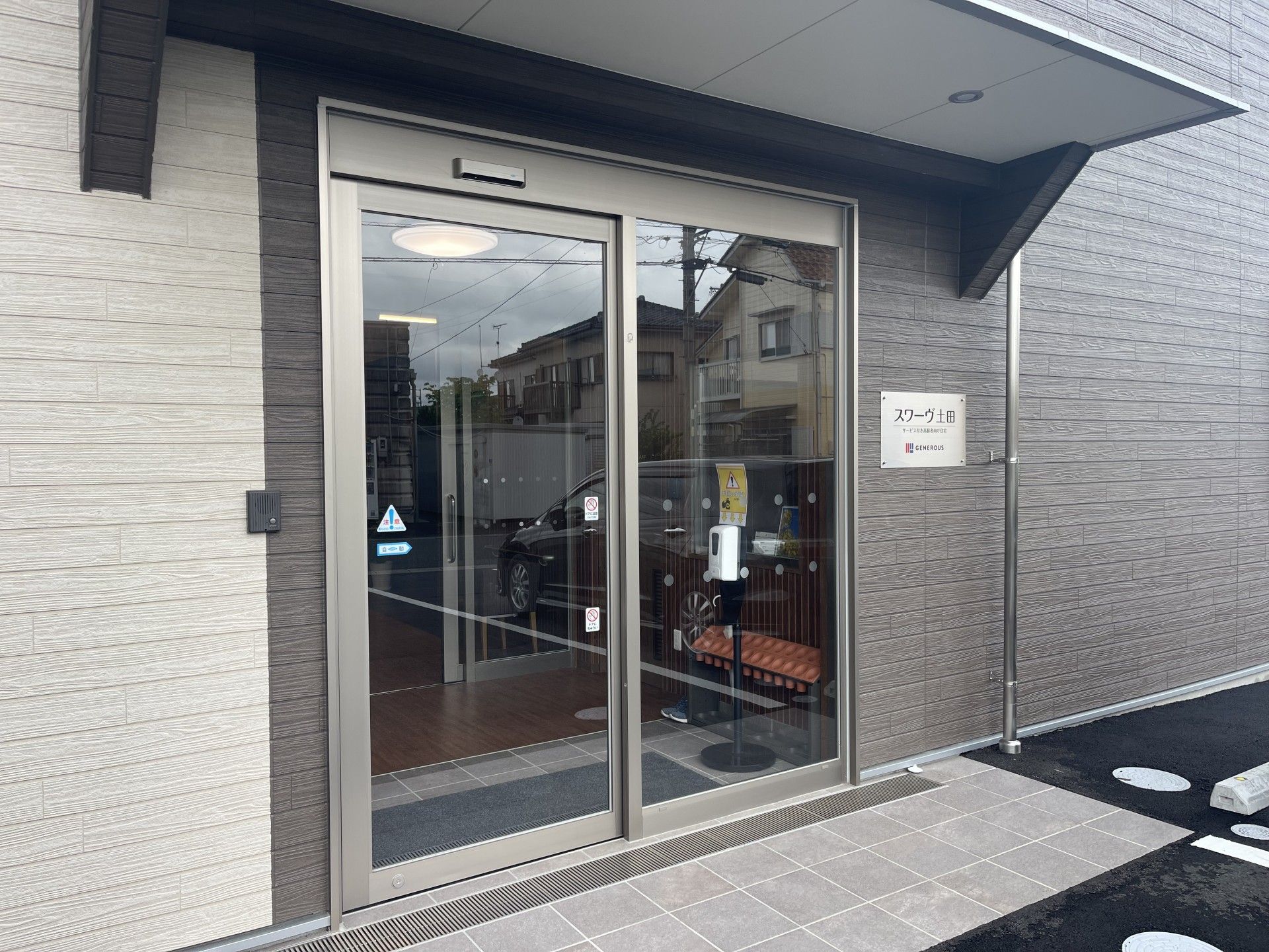 入口の自動ドア施設