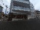 モダンな外観の建物