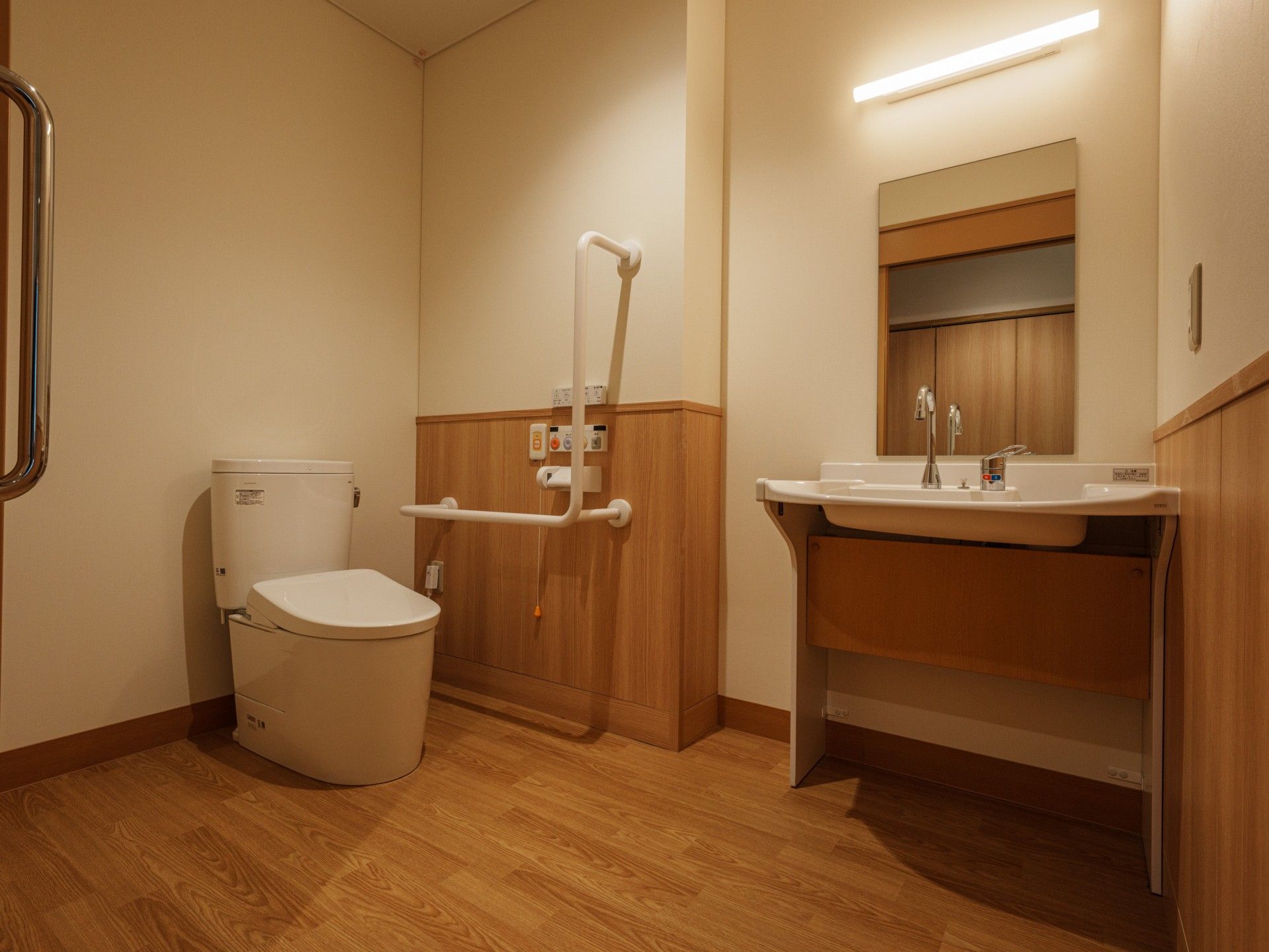 手すり付きのトイレ