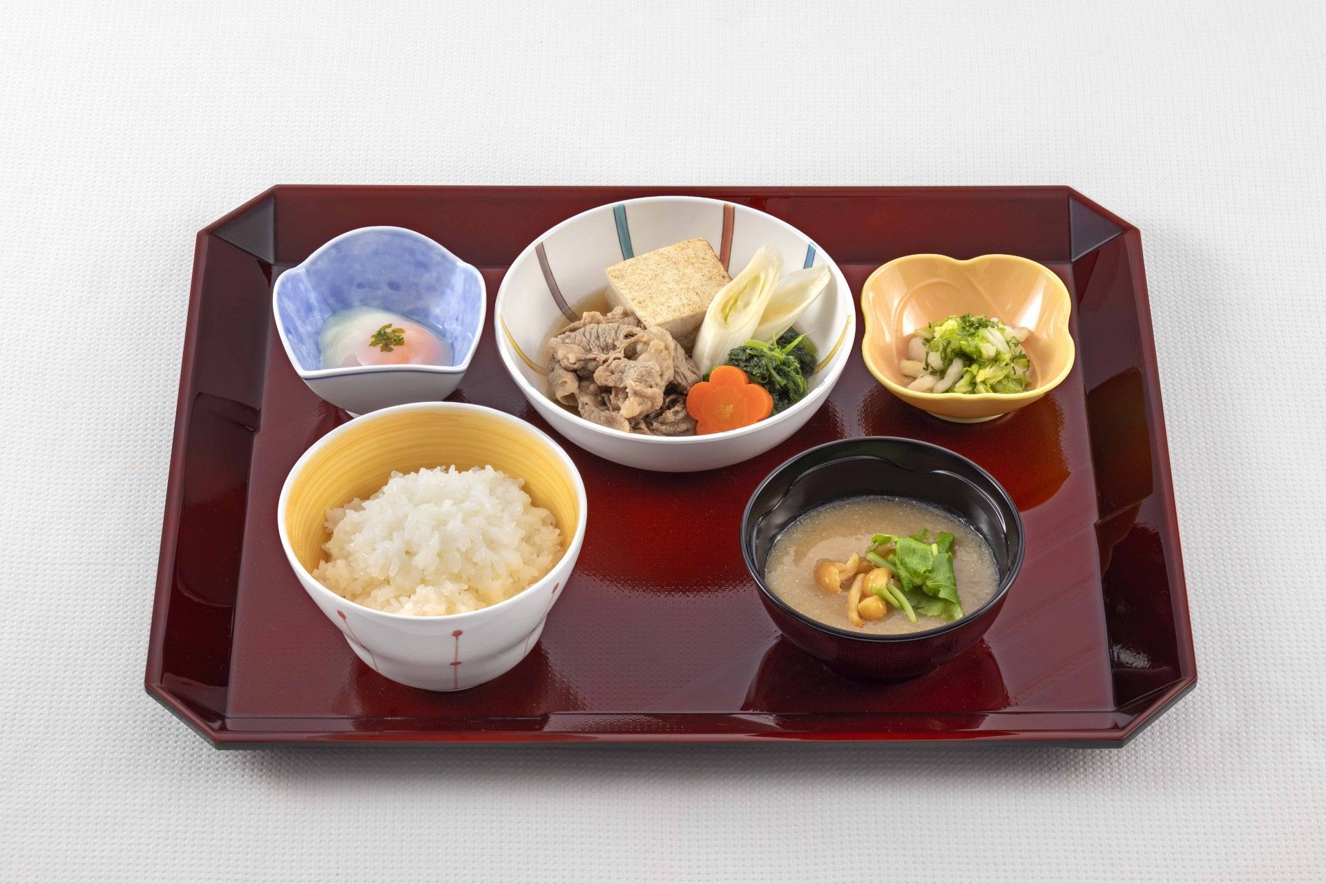 彩り豊かな食事の膳