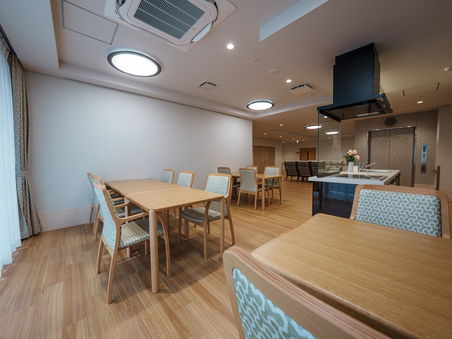 広々とした食事スペース