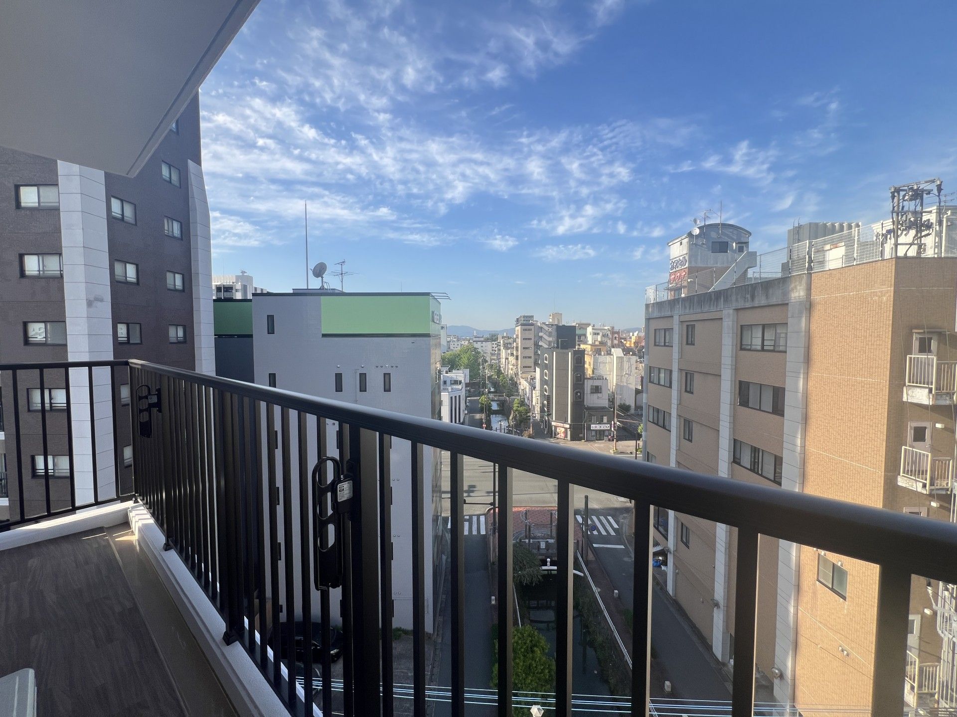 都市の景色を望むバルコニー