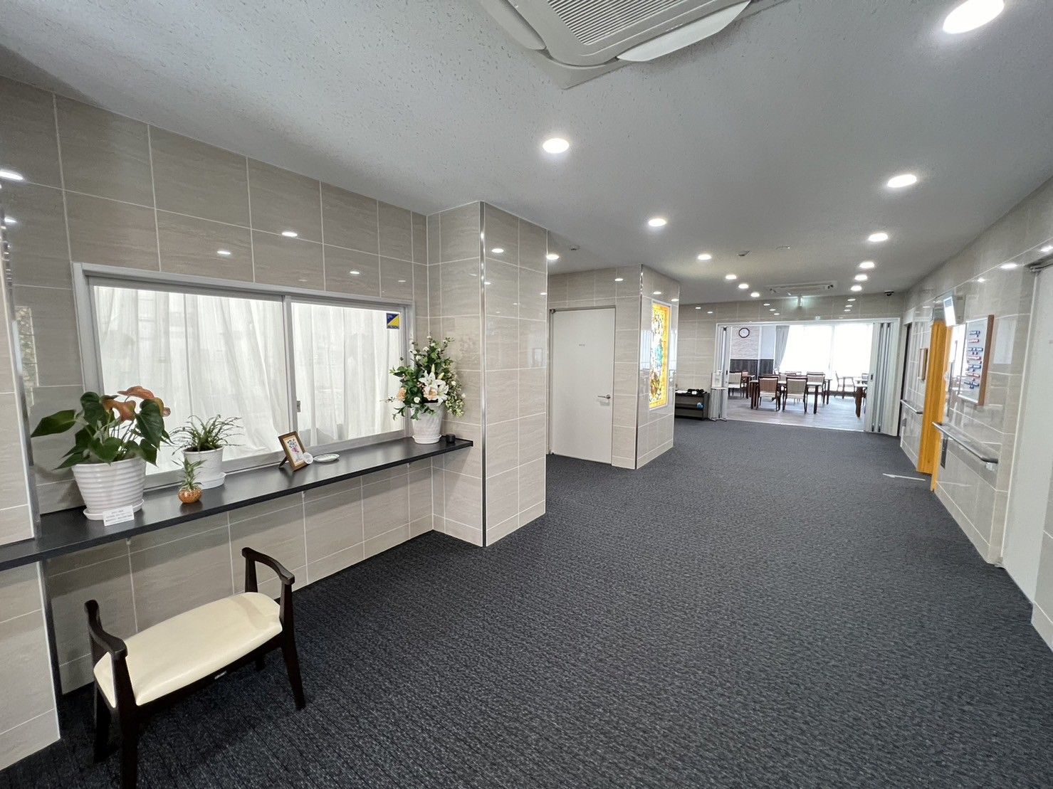 明るく広々とした廊下