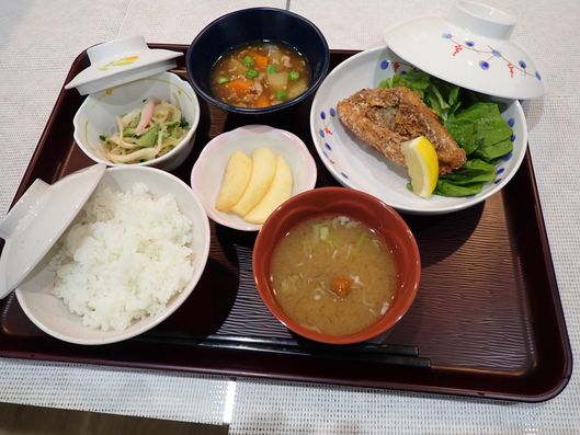 昼食 味噌汁 サバの竜田揚げ 大根のひき肉あんかけ もやしときゅうりのナムル