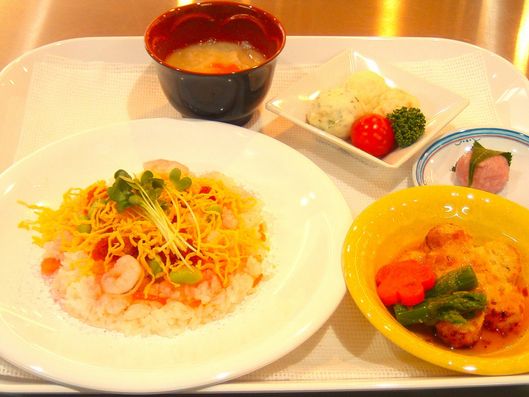 3月3日ひな散らし 花形ハンバーグ 三色サラダ 粕汁 桜餅