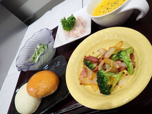 朝食 ベーコンソテー・カニシュウマイ