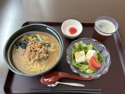 昼食 味噌ラーメン 豆腐サラダ いちごムース