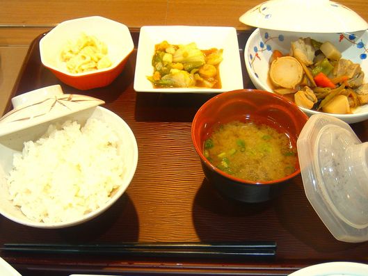 夕食 味噌汁 筑前煮 オイスターソテー タラモサラダ