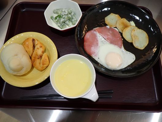 朝食 ハムエッグ インゲンのマヨネーズ和え コーンスープ パン