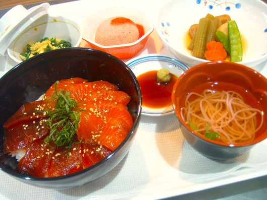 3月20日春分の日 マグロとサーモンの漬け丼 そうめん汁 菜種和え 炊き合わせ 苺カスタードケーキ