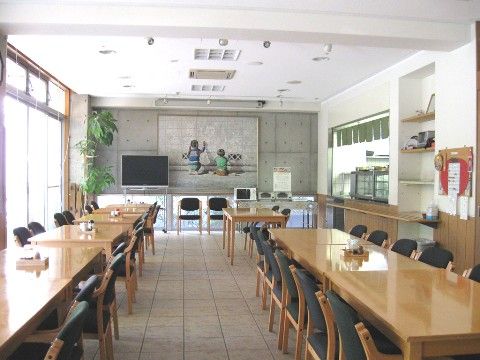 テレビやテーブルセットを配置した共有スペース