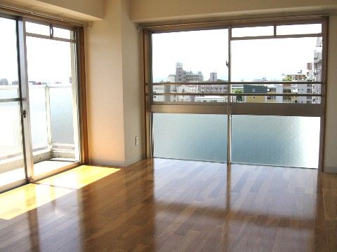 バルコニー付きの居室である。壁２面に掃出し窓があり、自然光がたくさん差し込むので、とても明るい室内である。