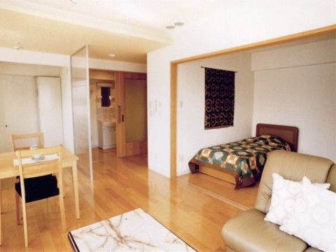 居室にはベッドや家具を置いてもゆったりとした広さがある。ご自宅のように自由に室内をアレンジして快適にお過ごしいただける。