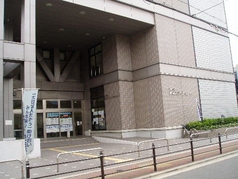 施設から徒歩約５分の近距離にスポーツ施設があり、各種スポーツ教室が開催されている。入居者様の目標に合わせてトレーニングをすることもできる。