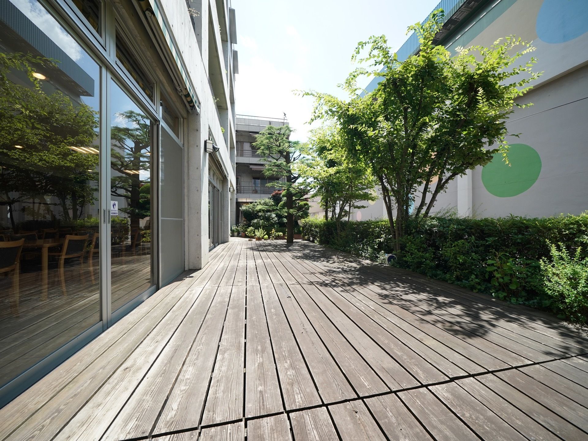 施設にはウッドデッキが設けられており、夏場の炎天下でも照り返しが少なく、入居者様は快適に過ごすことができる。