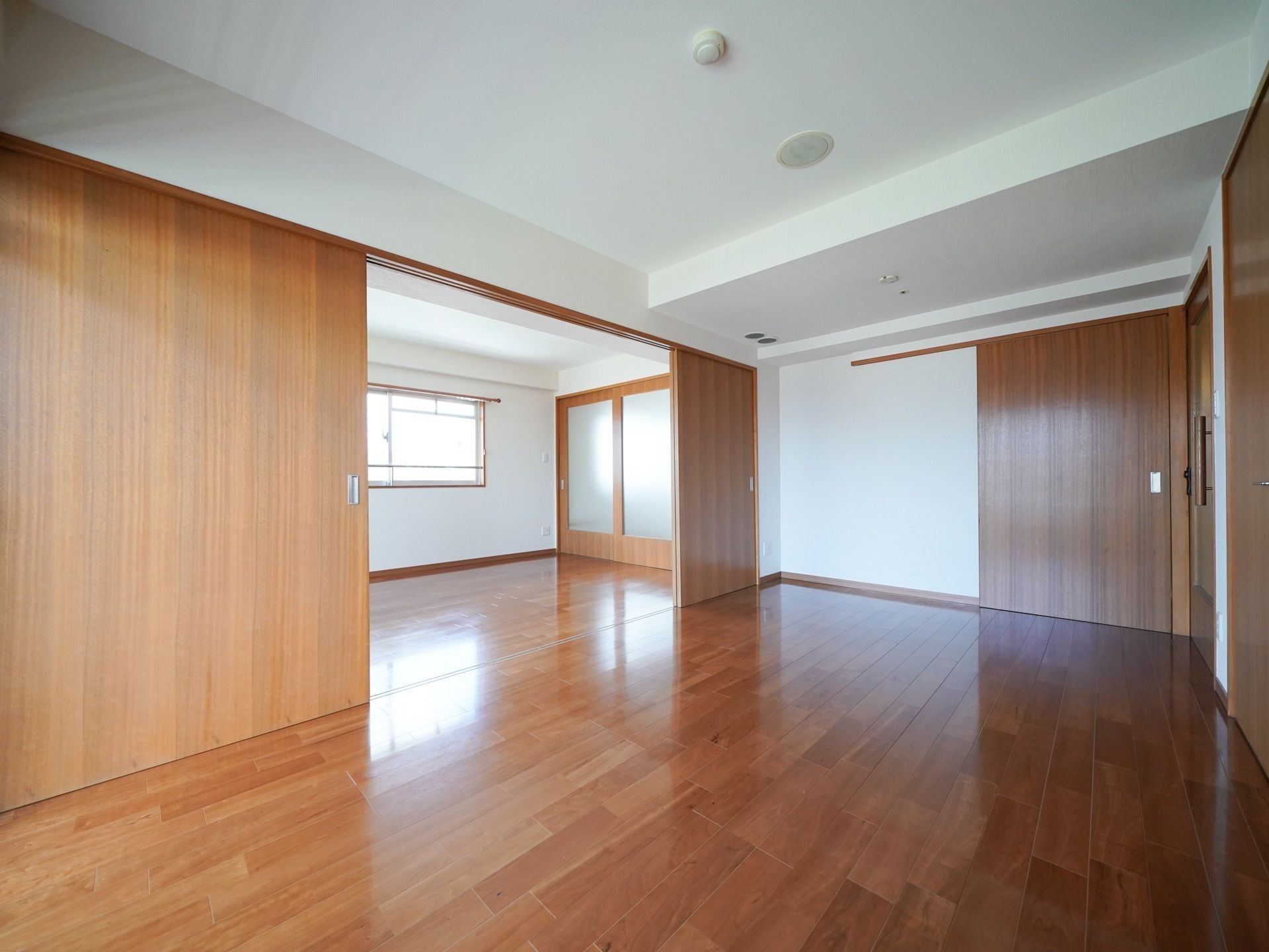 広い空間の居室は木製の引違い戸により仕切ることができ、使用用途に応じて空間を使い分けることが可能である。