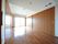 居室の床と引違い戸などの建具類は同じ色調の木目になっており、統一感がありあたたかみのある空間になっている。