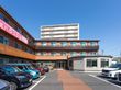 駐車場と建物の外観
