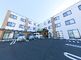新築そうな建物のエントランス
