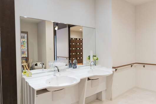 1階玄関横洗面台