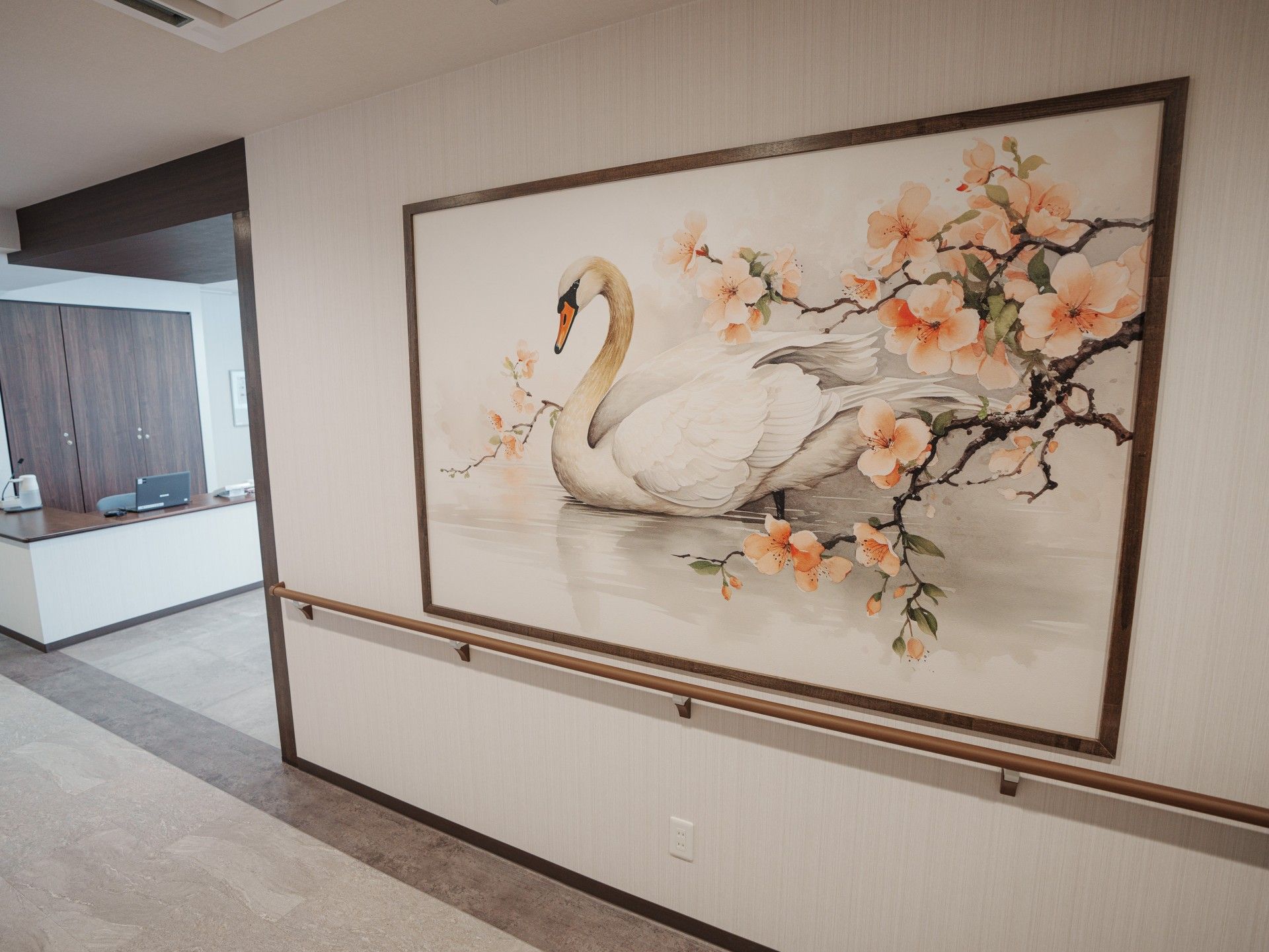 白鳥の絵が飾られた廊下