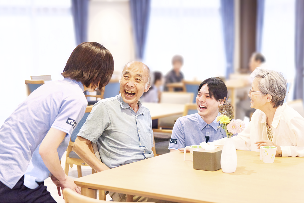 庭で交流する男性と女性