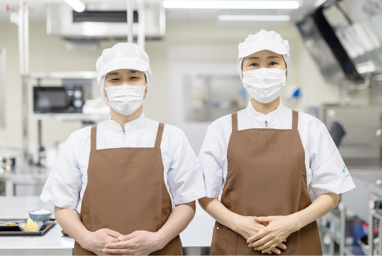 仲良く食事をしている高齢の男性と女性