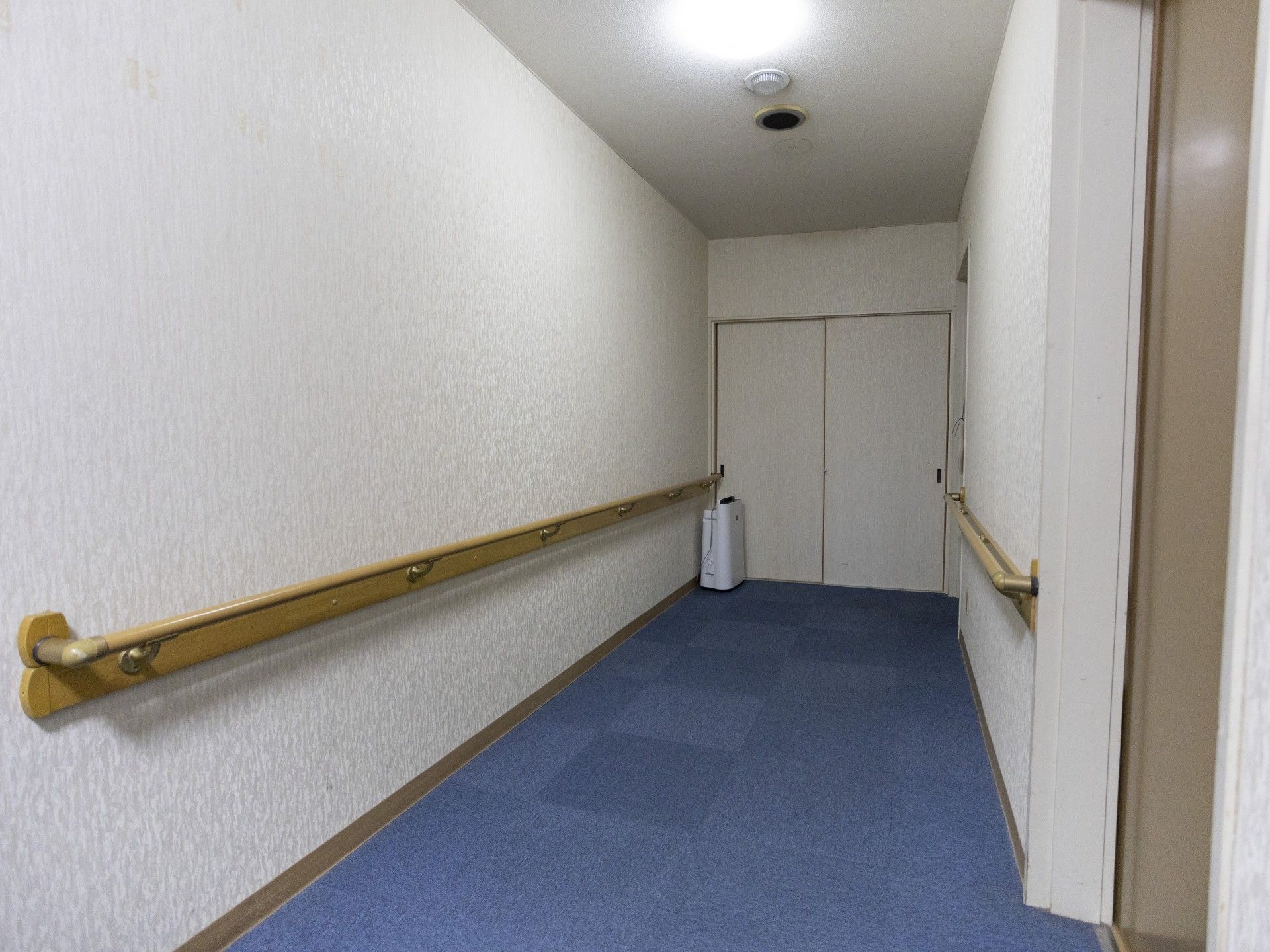 手すり付きの廊下