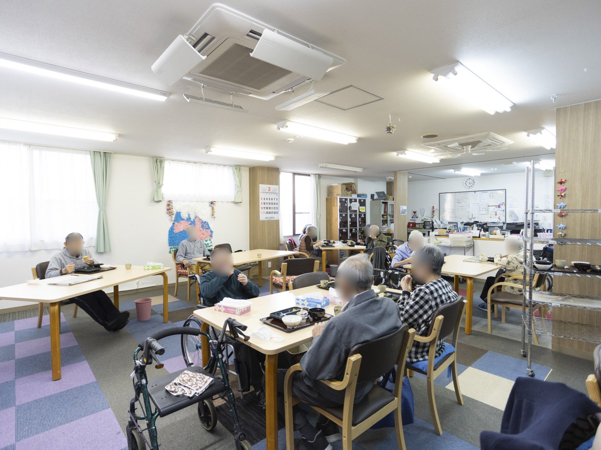 食事を楽しむ皆さんの様子