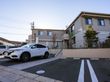 駐車場と建物の外観