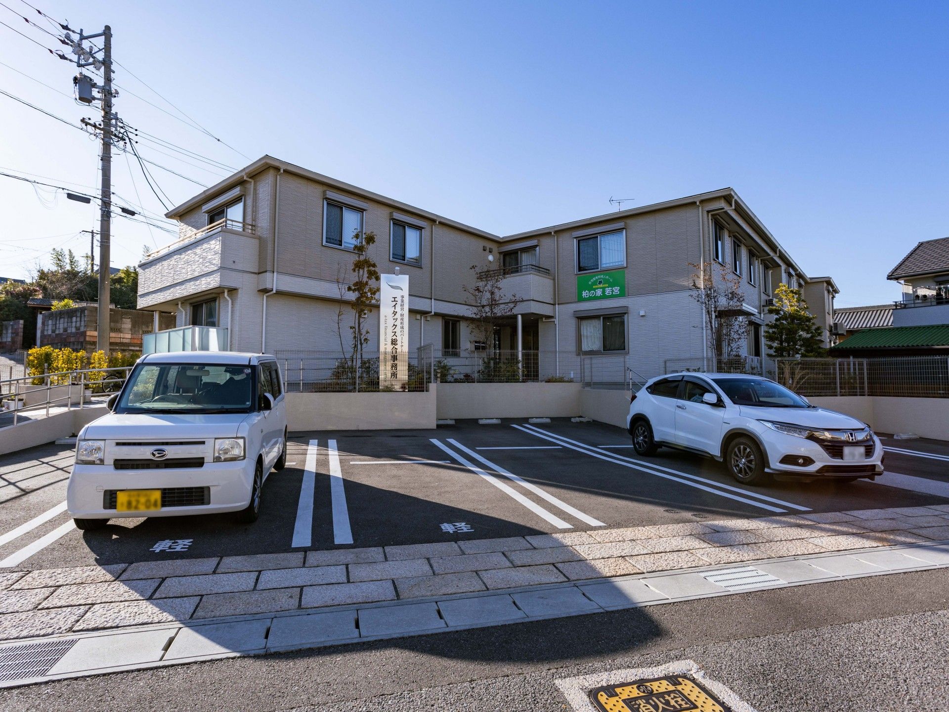駐車場のある建物外観