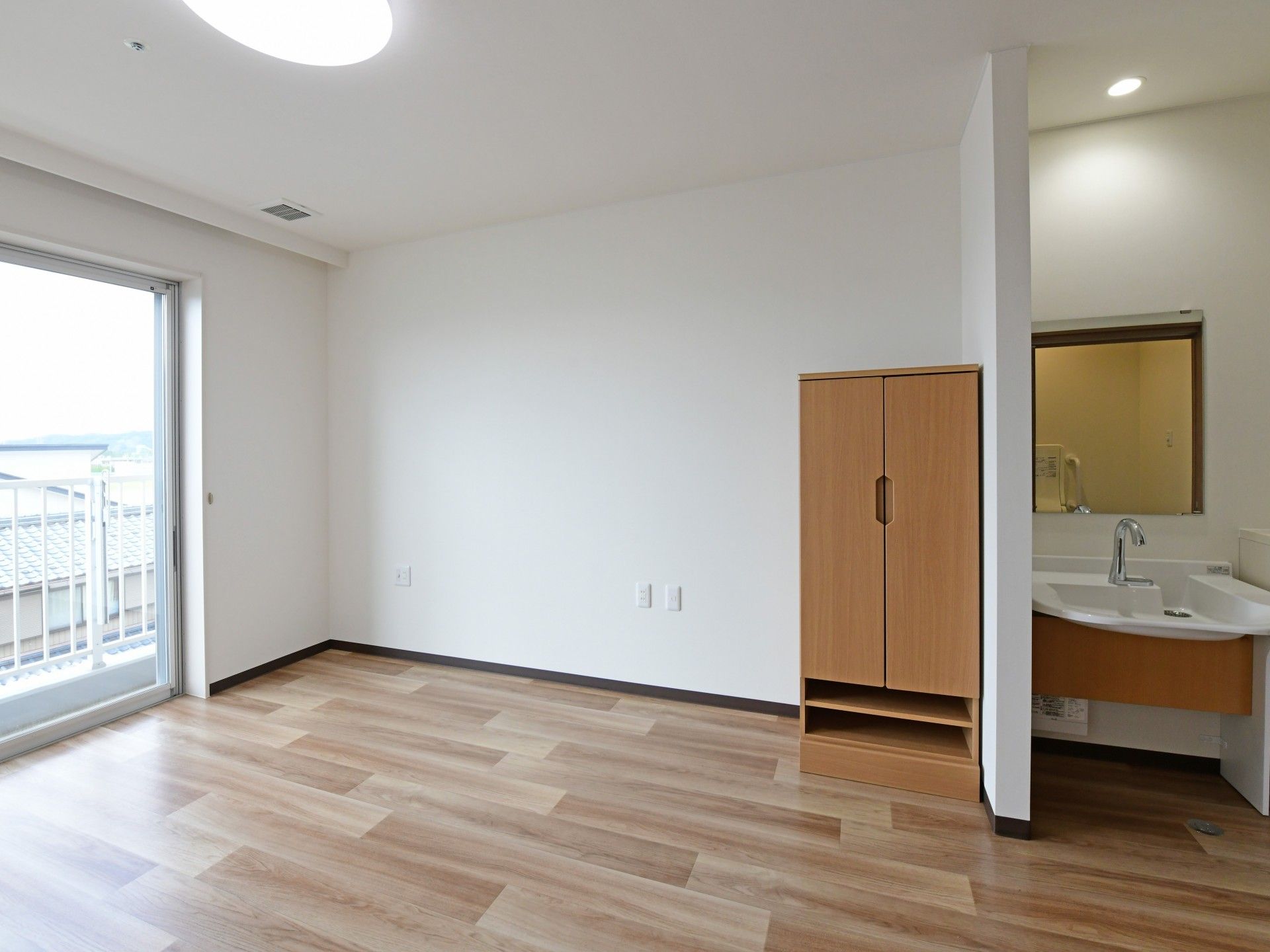 部屋でくつろぐ夫婦